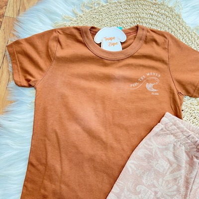 Conj. Camiseta Feel the Waves e Bermuda em Linho - Marrom